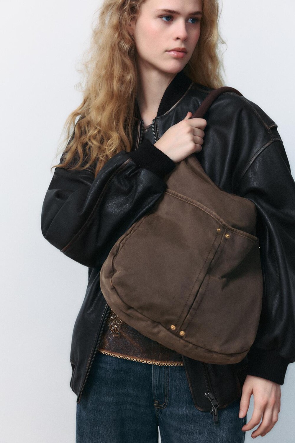 

Сумка-тоут с потертостной декоративной машиной ZARA, коричневый