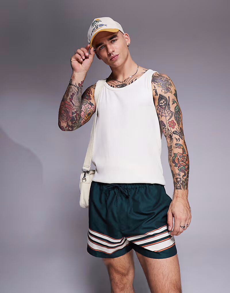 

Короткие шорты для плавания ASOS DESIGN зеленого цвета с полоской по краю