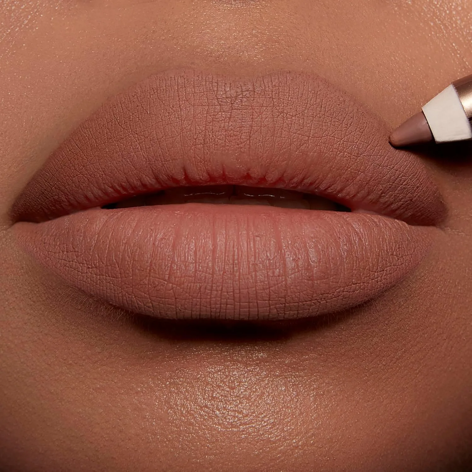 Карандаш для губ Charlotte Tilbury Lip Cheat - придает губам более объемный и выразительный вид - обогащен маслом жожоба и гиалуроновой кислотой - водостойкий, не размазывается и не оставляет следов., Iconic Nude - nude — фото 4