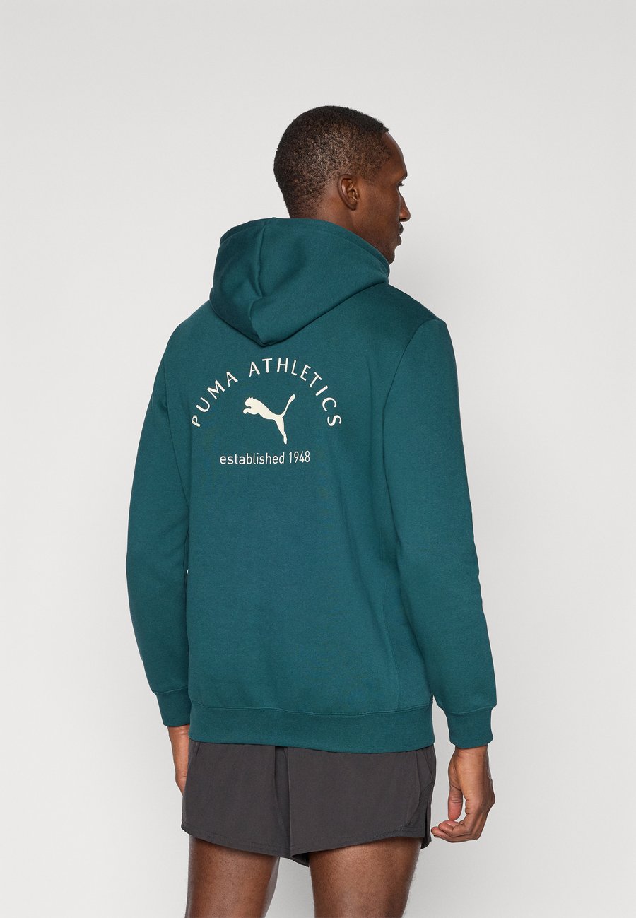 

Худи Puma CLASS GRAPHIC HOODIE , Green Terrain/Green
