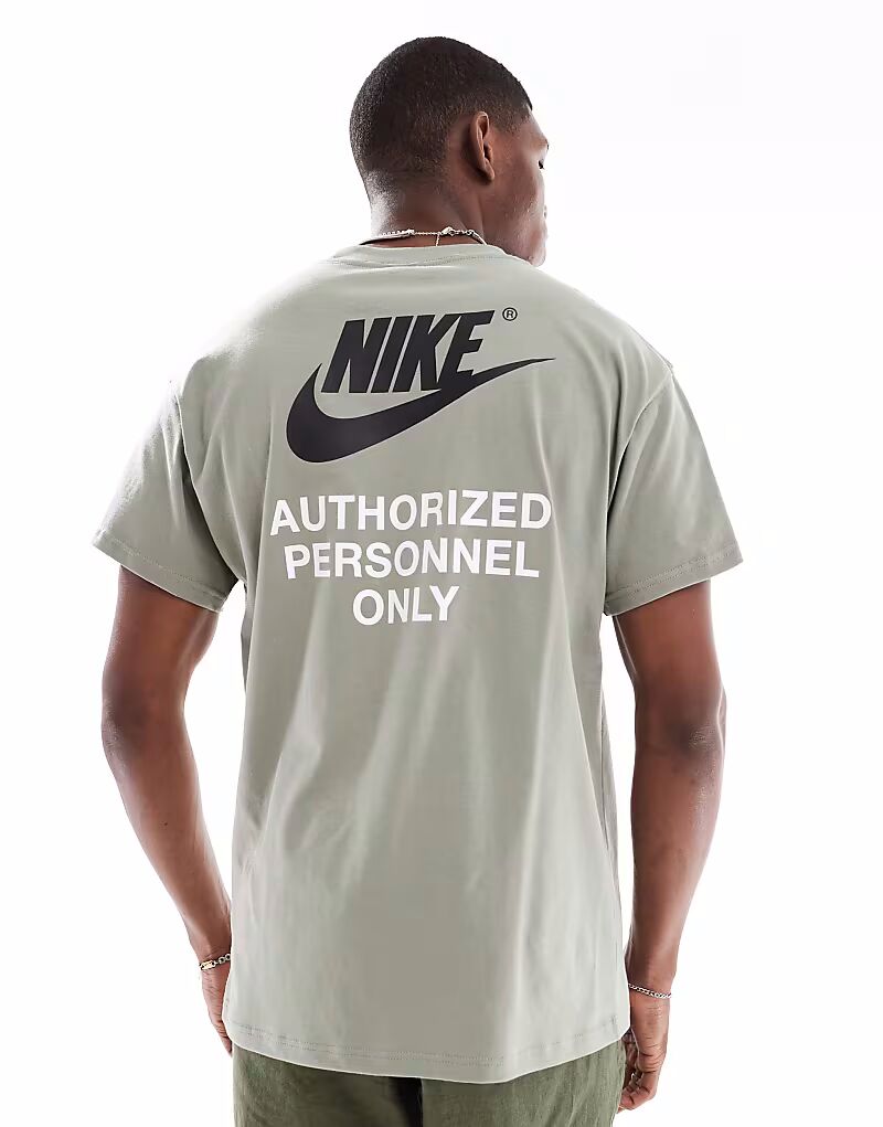 

Футболка цвета хаки с графическим принтом на спине Nike Swoosh