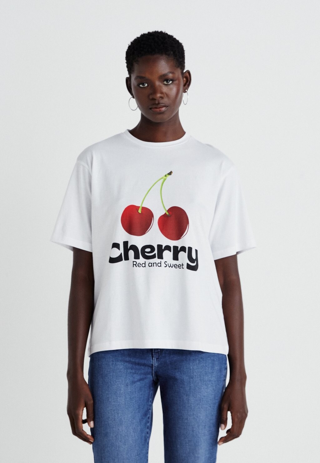 

Принт на футболке NMMILLIE CHERRY Noisy May, белый