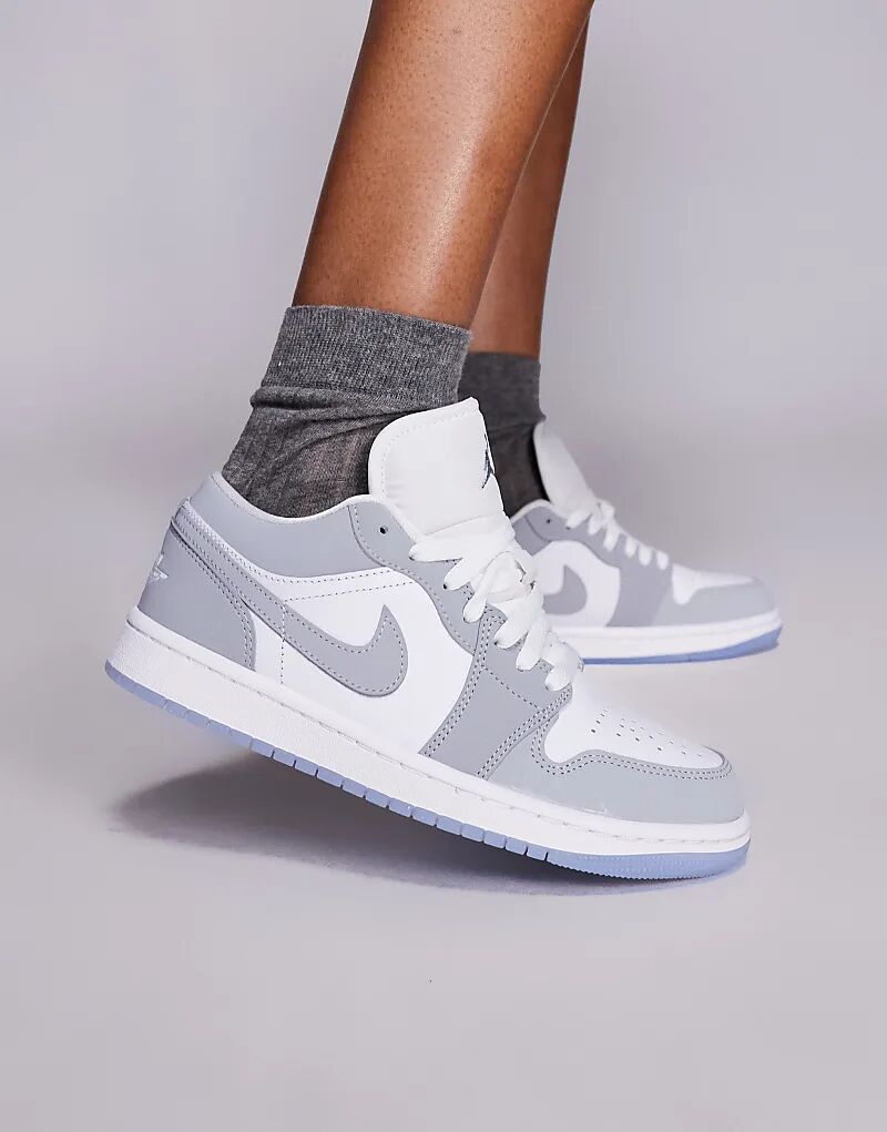 Кроссовки Nike Air Jordan 1 Low белого и серого цветов — фото 2