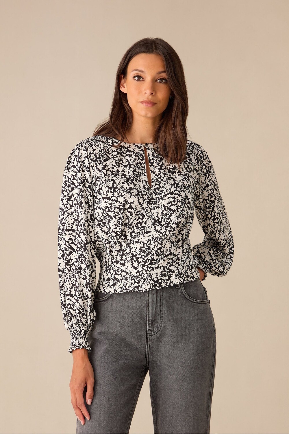 

Блузка с однотонным цветочным принтом и вырезом замочной скважиной спереди Ro&Zo, черный