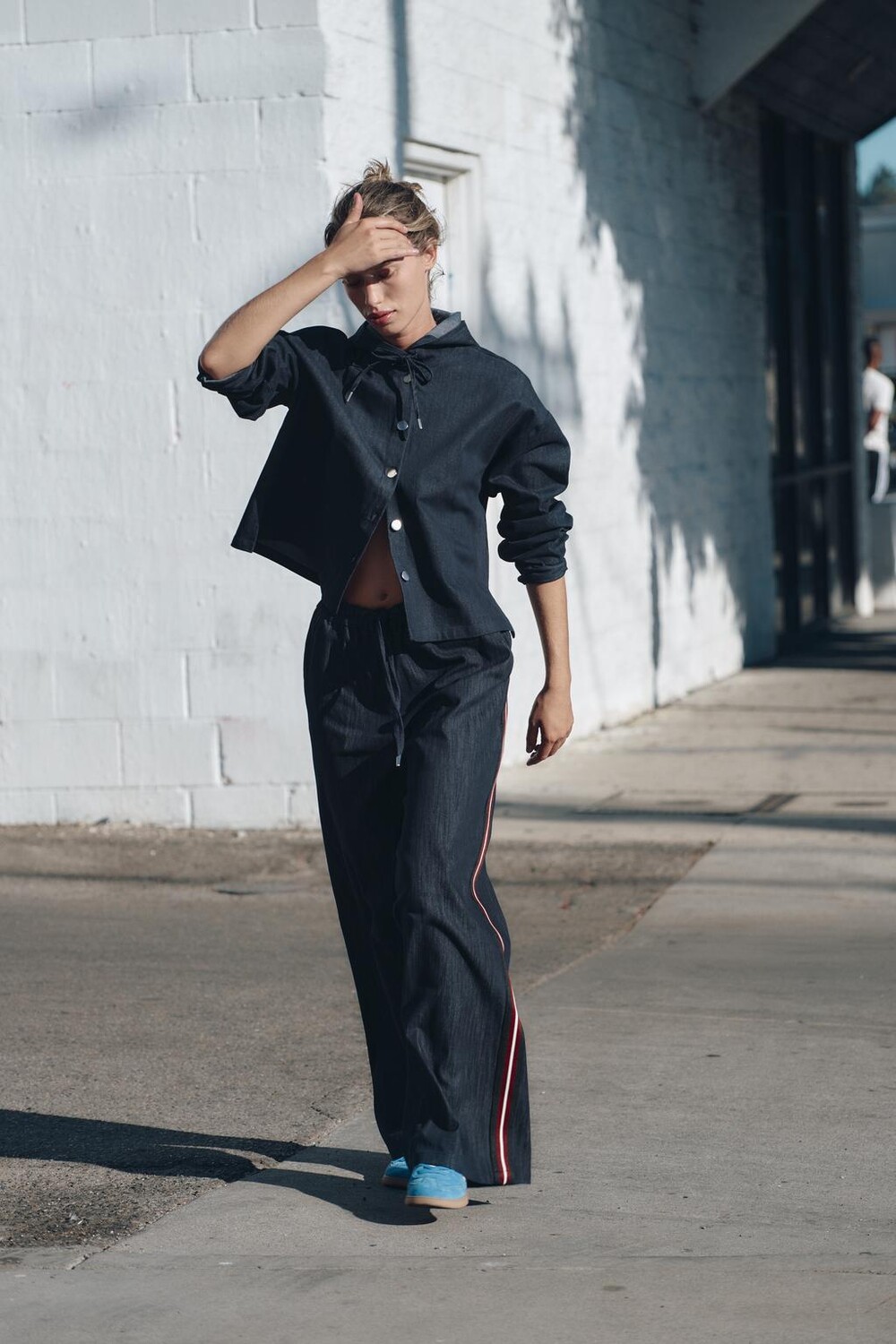 

Рубашка с капюшоном в джинсовом эффекте ZARA, индиго