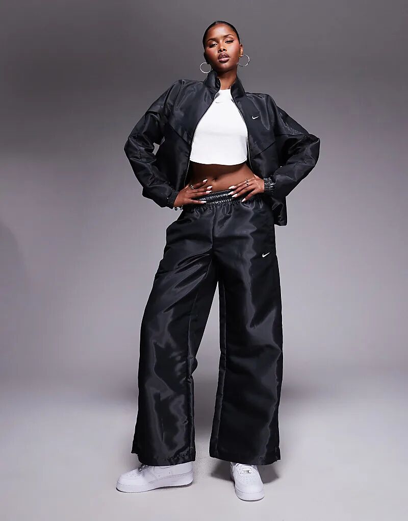 

Спортивные брюки Nike Windrunner Liquid Shine черного цвета