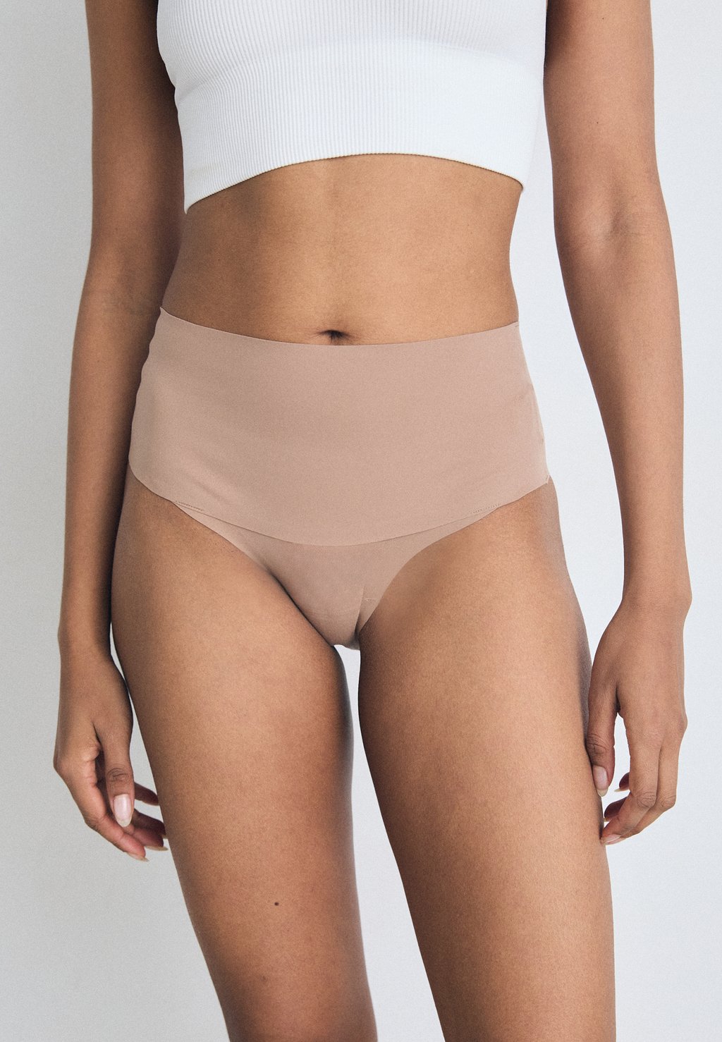 

Трусы UNDIETECTABLE TANGA Spanx, бежевый