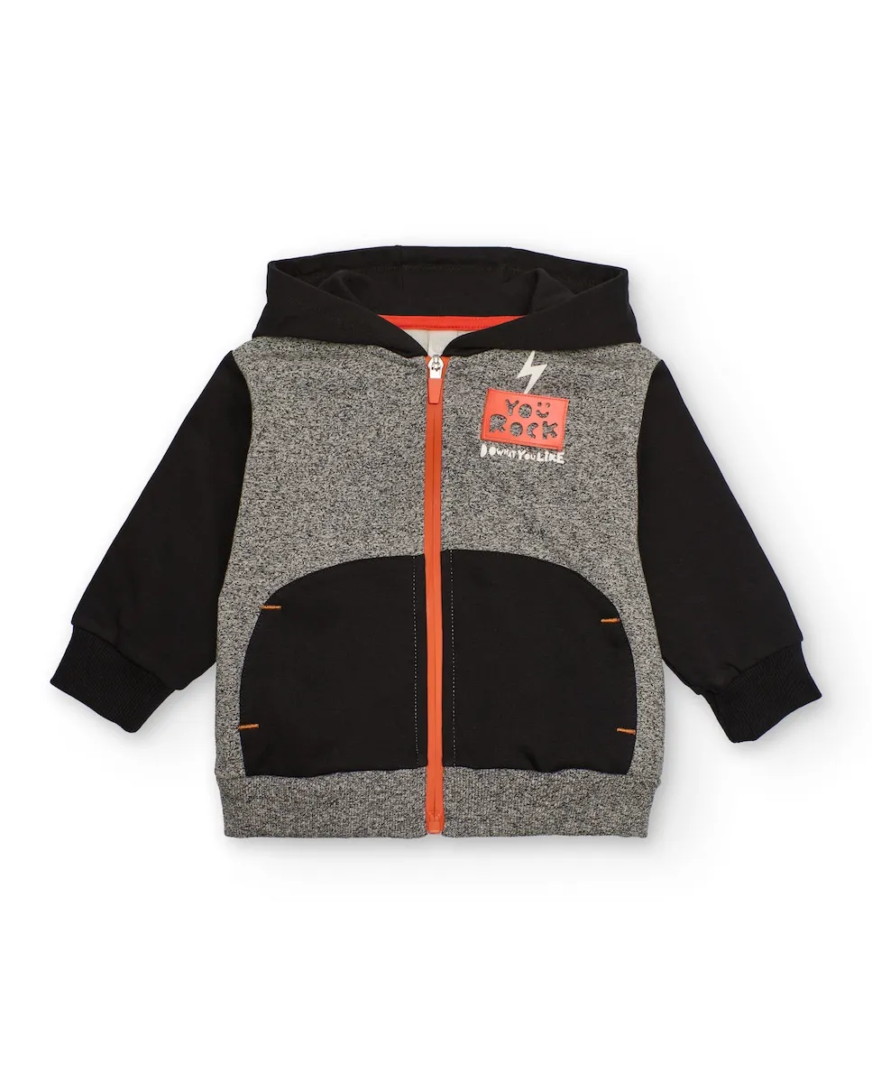 

Толстовка с капюшоном для мальчика серого цвета с черными и красными деталями Tuc tuc