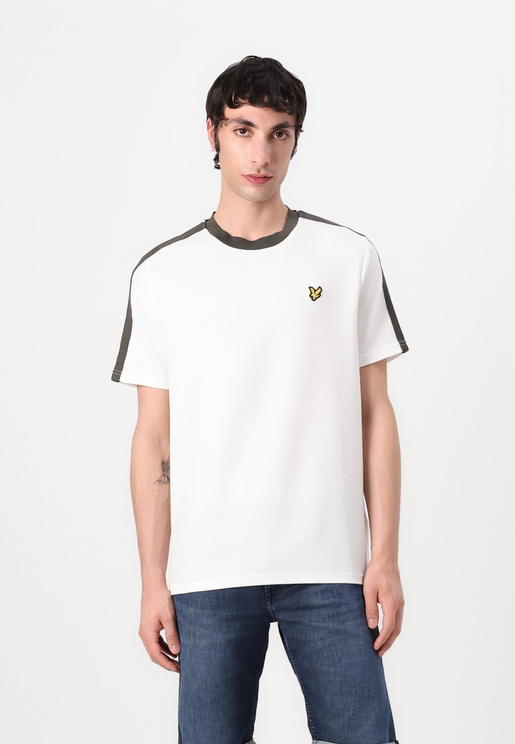 

Базовая футболка CONTRAST TAPED Lyle & Scott, кремовый