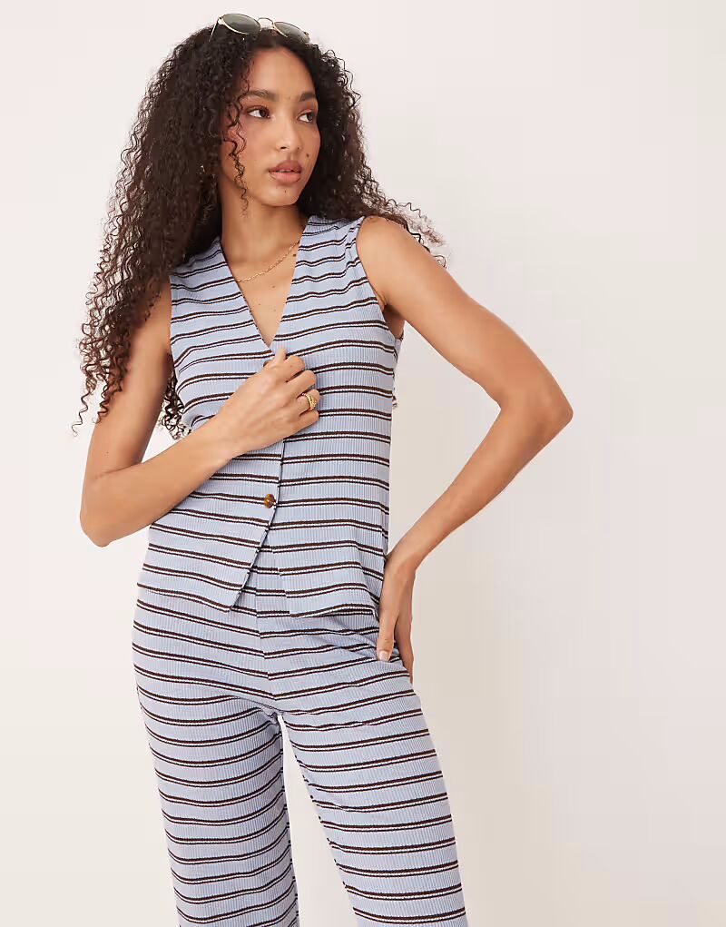 

Жилет ASOS DESIGN в коричневую и синюю полоску
