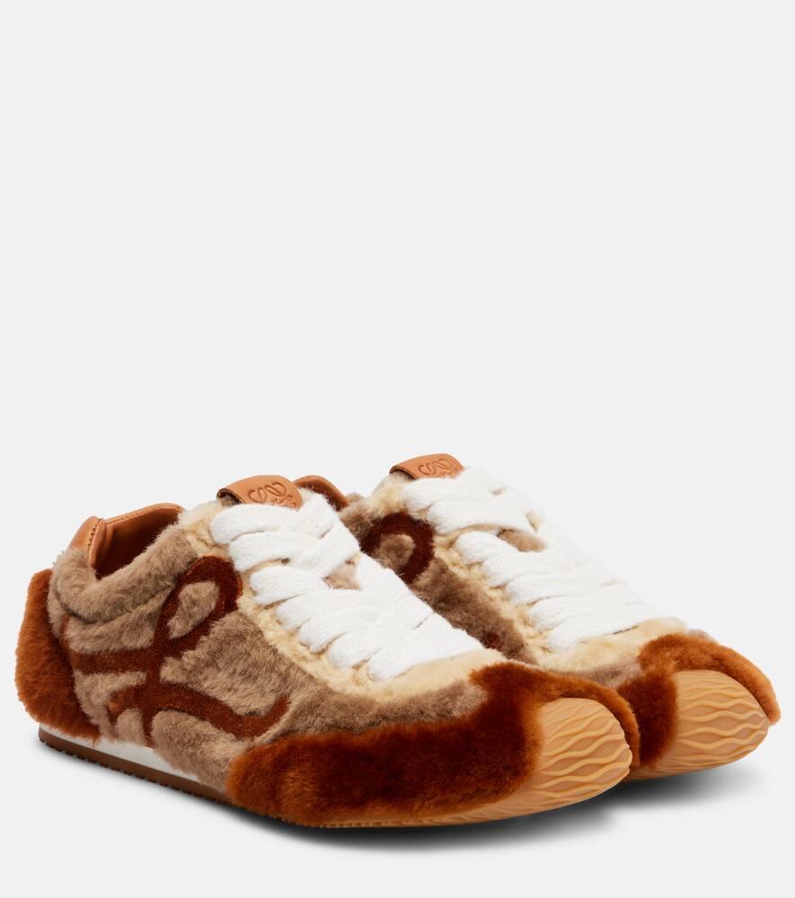 Балетки Ballet Runner 2.0 с мехом shearling Loewe, Tan Multitone