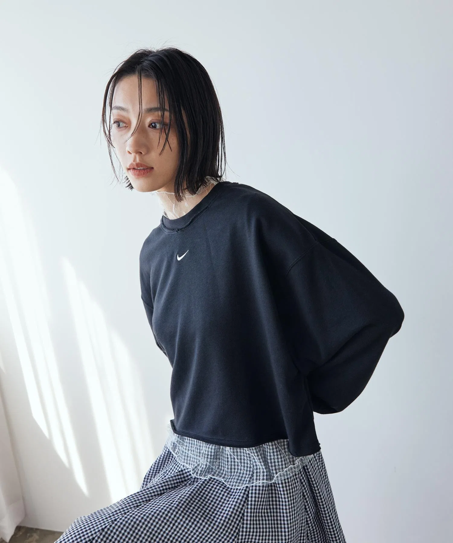 Женская толстовка Nike Sportswear Chill Terry Oversized French Terry с круглым вырезом, модель IF0229-010, черная.