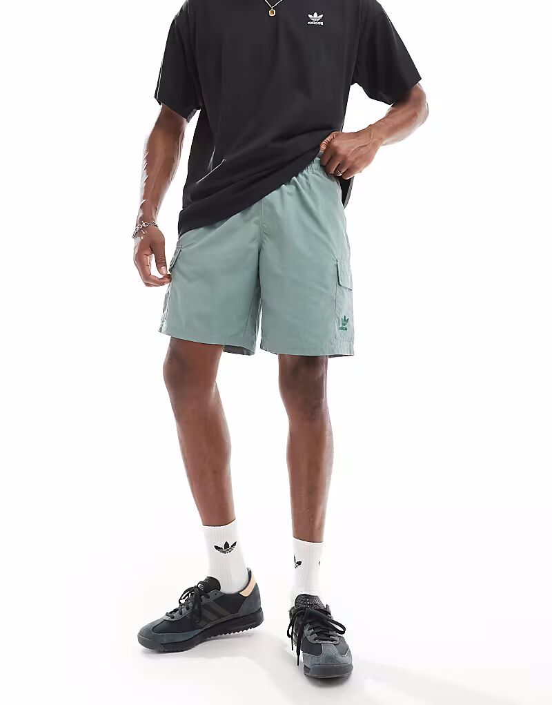 

Шорты-карго Adidas Originals Trefoil Essentials зеленого цвета