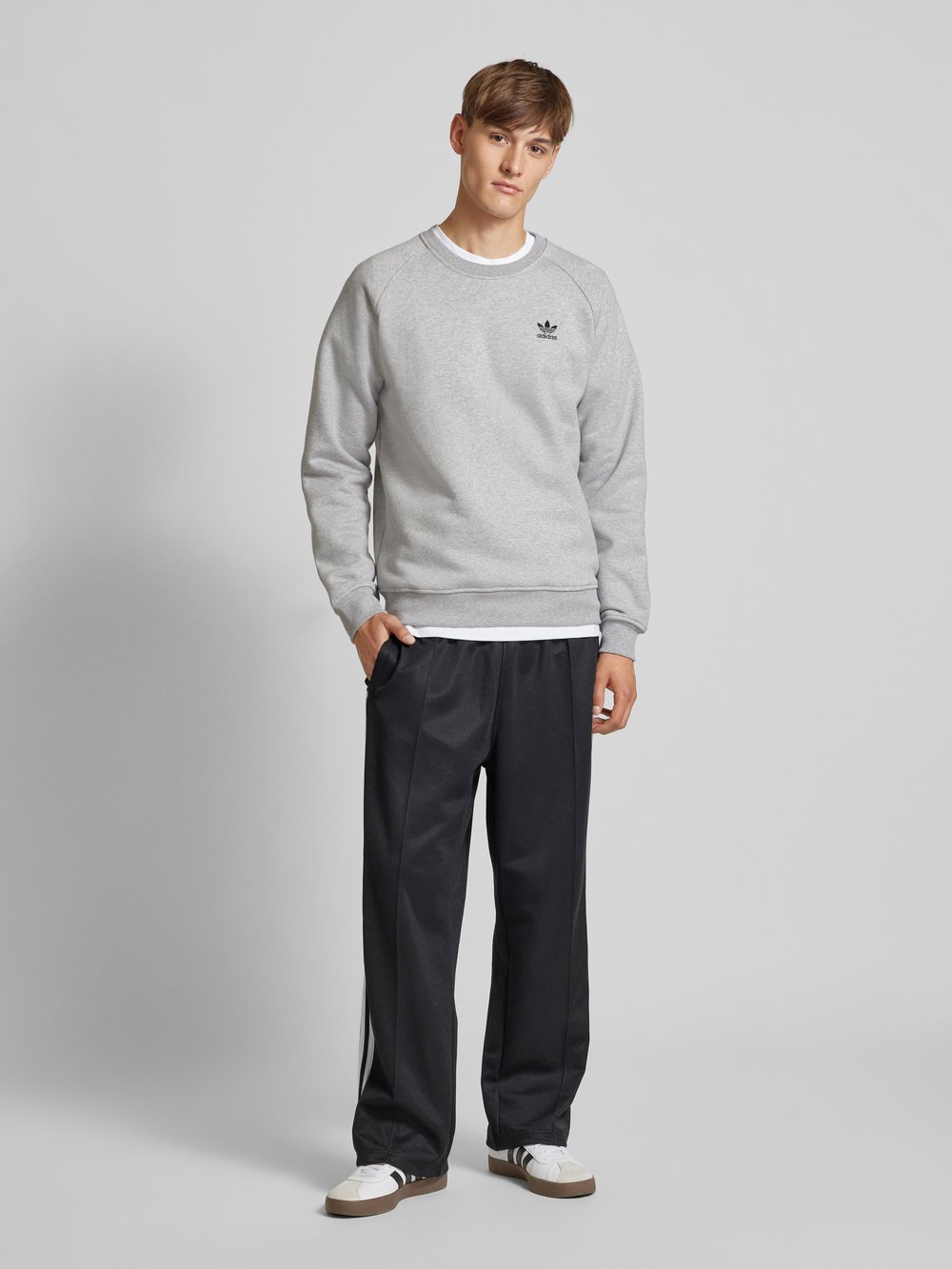 

Свитшот с вышитой этикеткой, модель «ESS CREW» adidas Originals