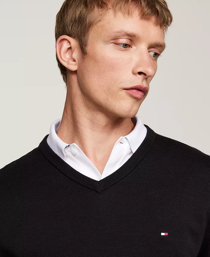 Мужской базовый однотонный свитер с V-образным вырезом Tommy Hilfiger, черный — фото 3