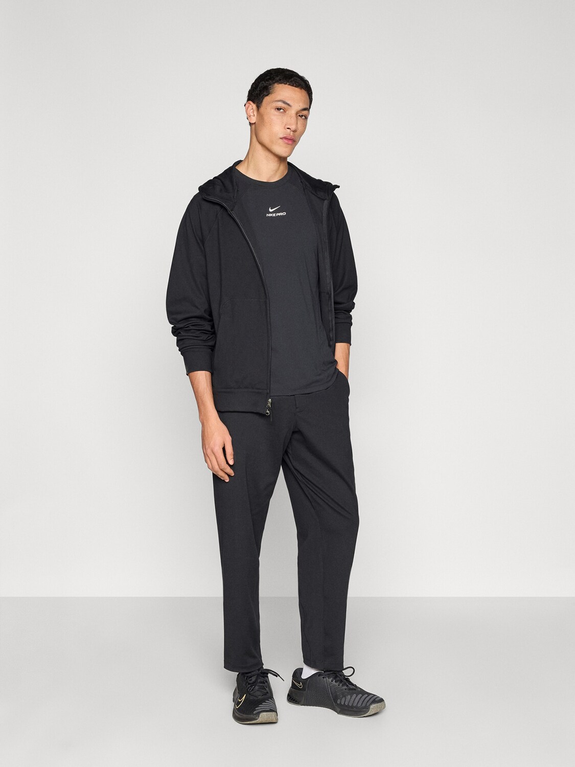 NIKE Спортивный худи на молнии в черном цвете — фото 4