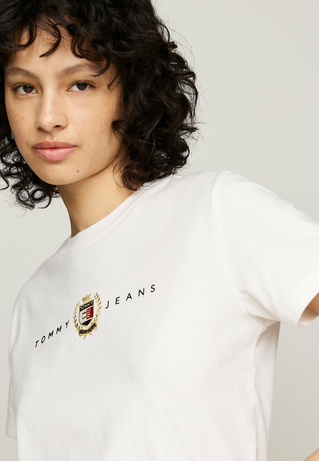 

Принт на футболке CREW NECK Tommy Hilfiger, белый
