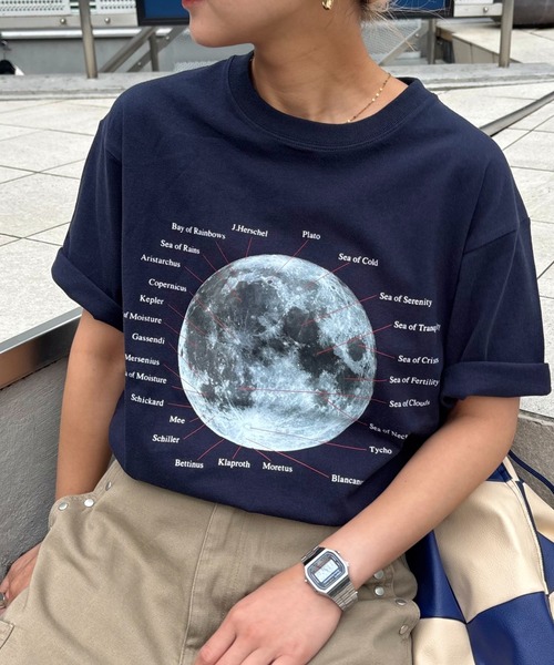 

Футболка унисекс с принтом лунного кратера и логотипа Земли, бренд CIAOPANIC TYPY, цвет темно-синий