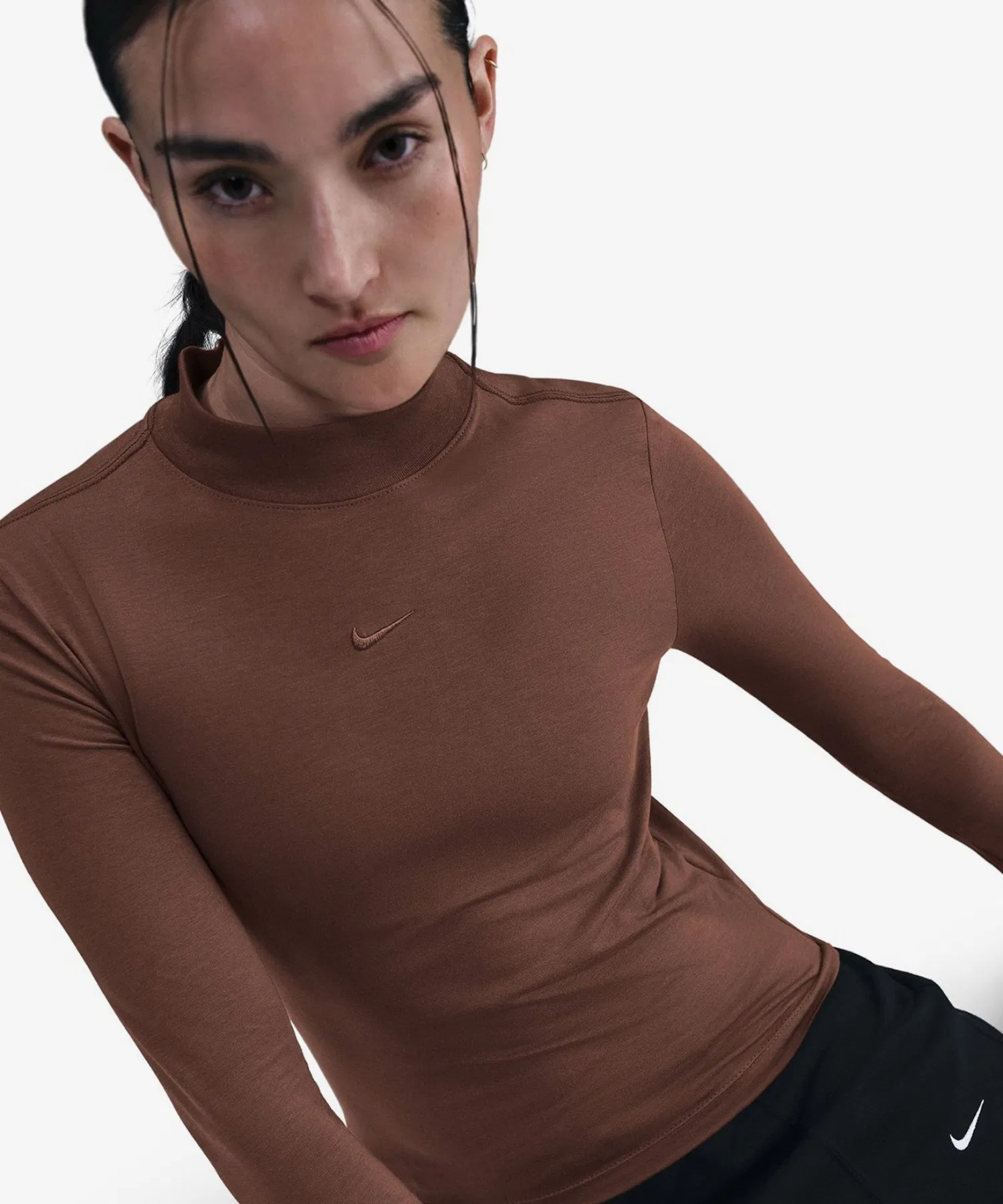 Женская футболка с длинным рукавом NIKE CHLL KNT MOCK серо-коричневая — фото 2