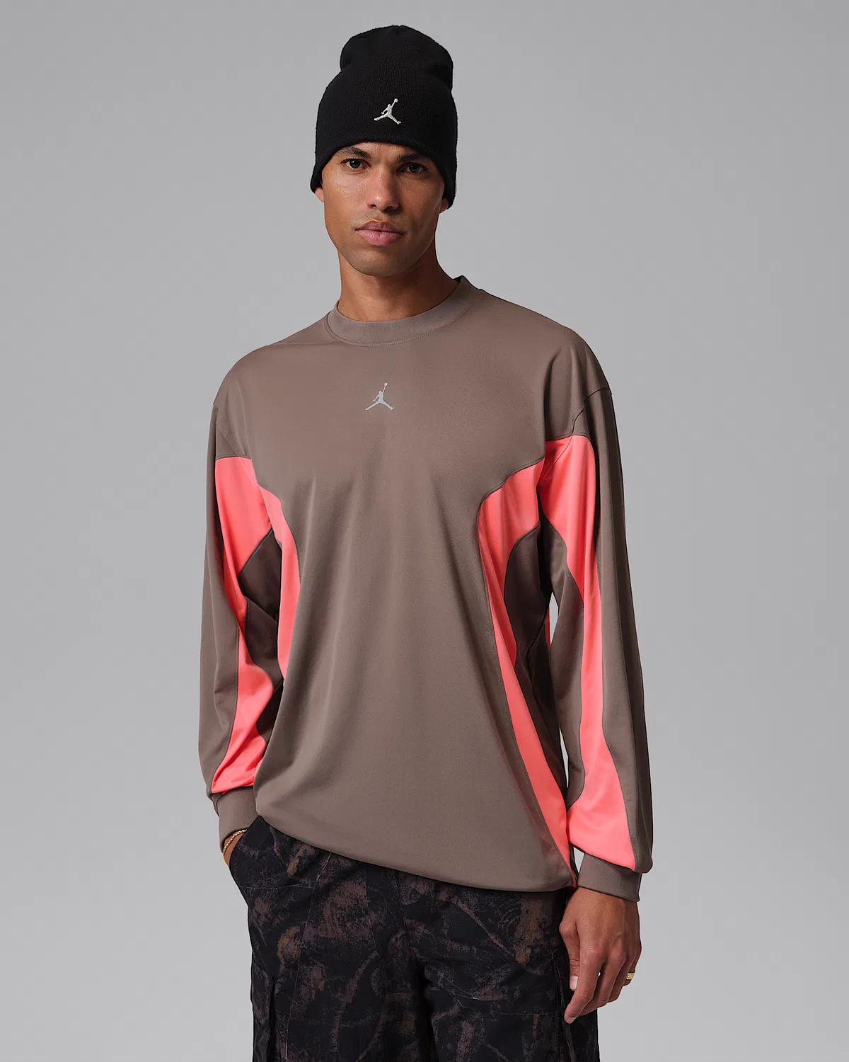 Мужская футболка Jordan Brooklyn Hike Mike Graphic Jersey, Olive Grey/Light Wild Mango — фото 2