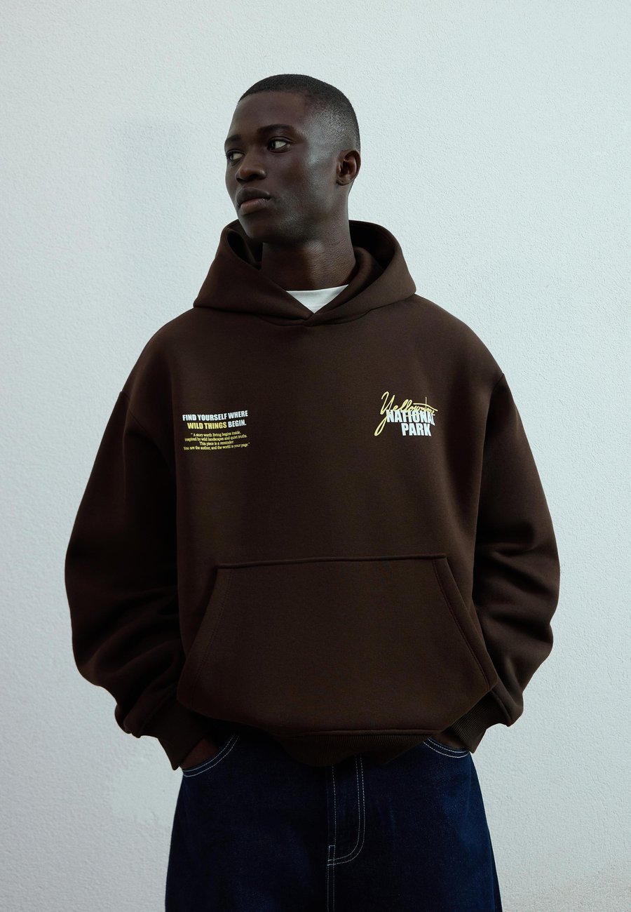 

Худи Bershka PRINTED, Dark Brown