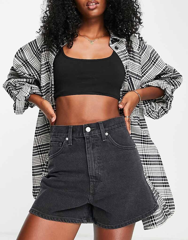

Levi’s — черные шорты для мамы с завышенной талией
