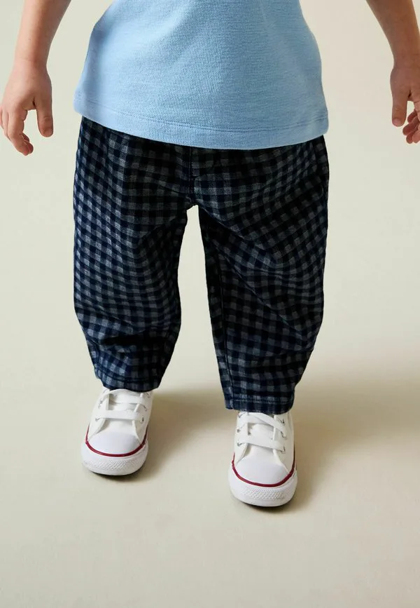 Джинсы прямого кроя стандартного размера. Next, Mid Blue Gingham