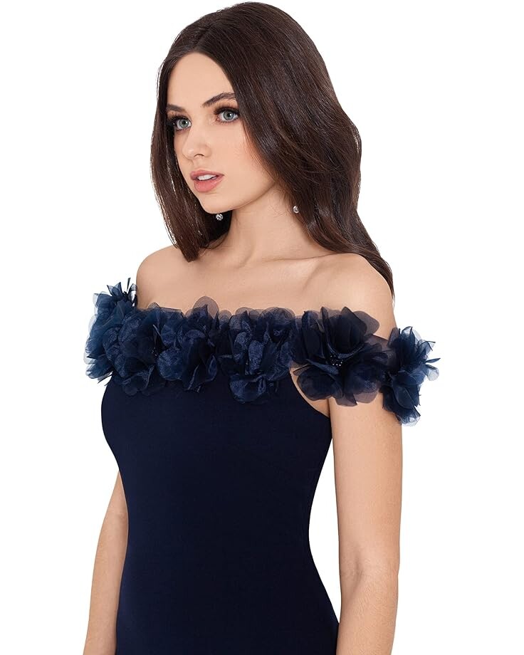 

Платье XSCAPE Short Scuba Crepe Off-the-Shoulder 3-D Flower, темно-синий