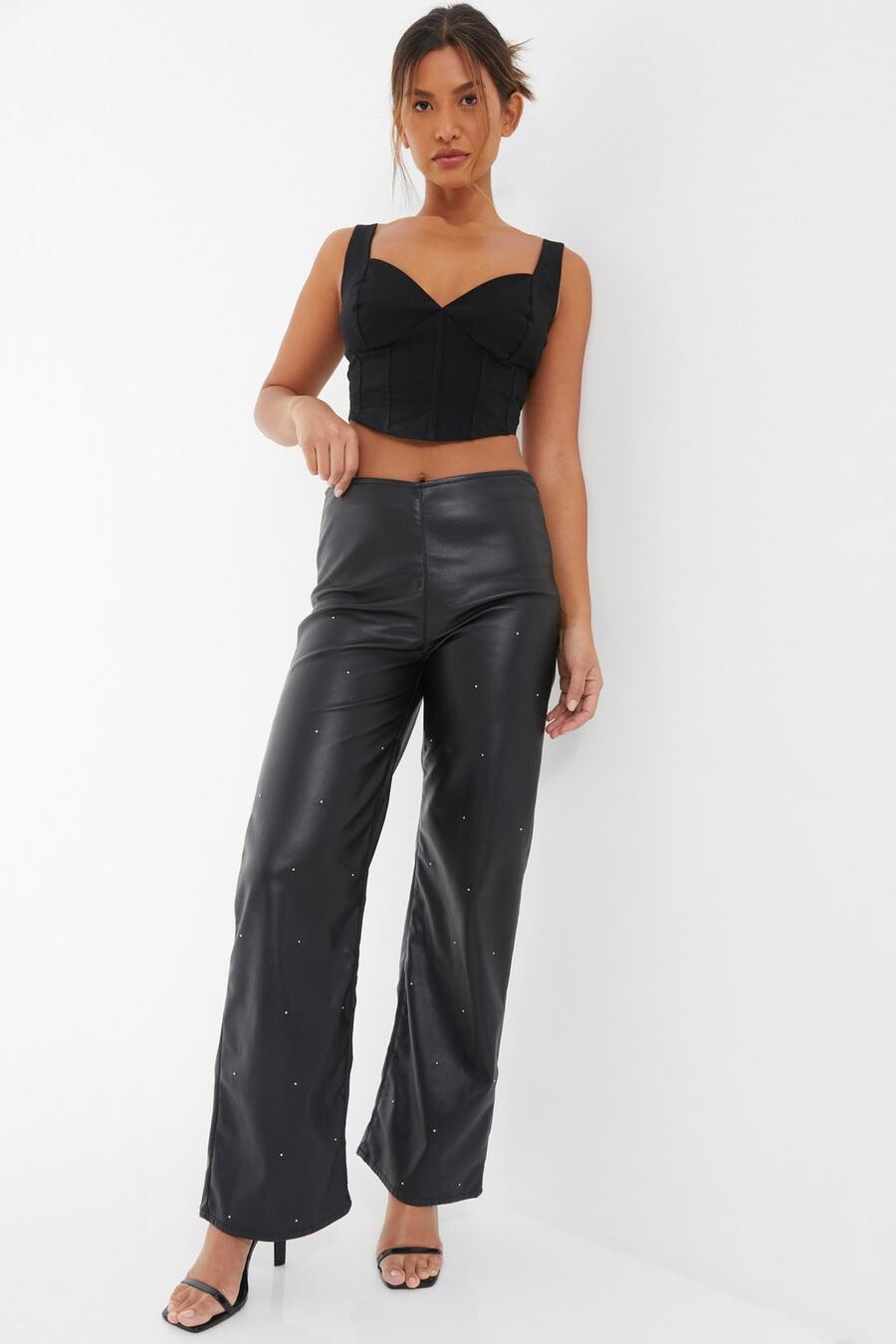 

Черные брюки из искусственной кожи с заклепками QUIZ Clothing