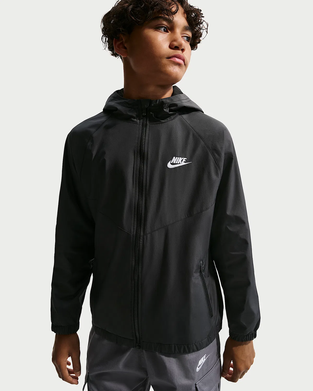Детская куртка с капюшоном Nike Sportswear Windrunner Repel, Black/Black/White — фото 3