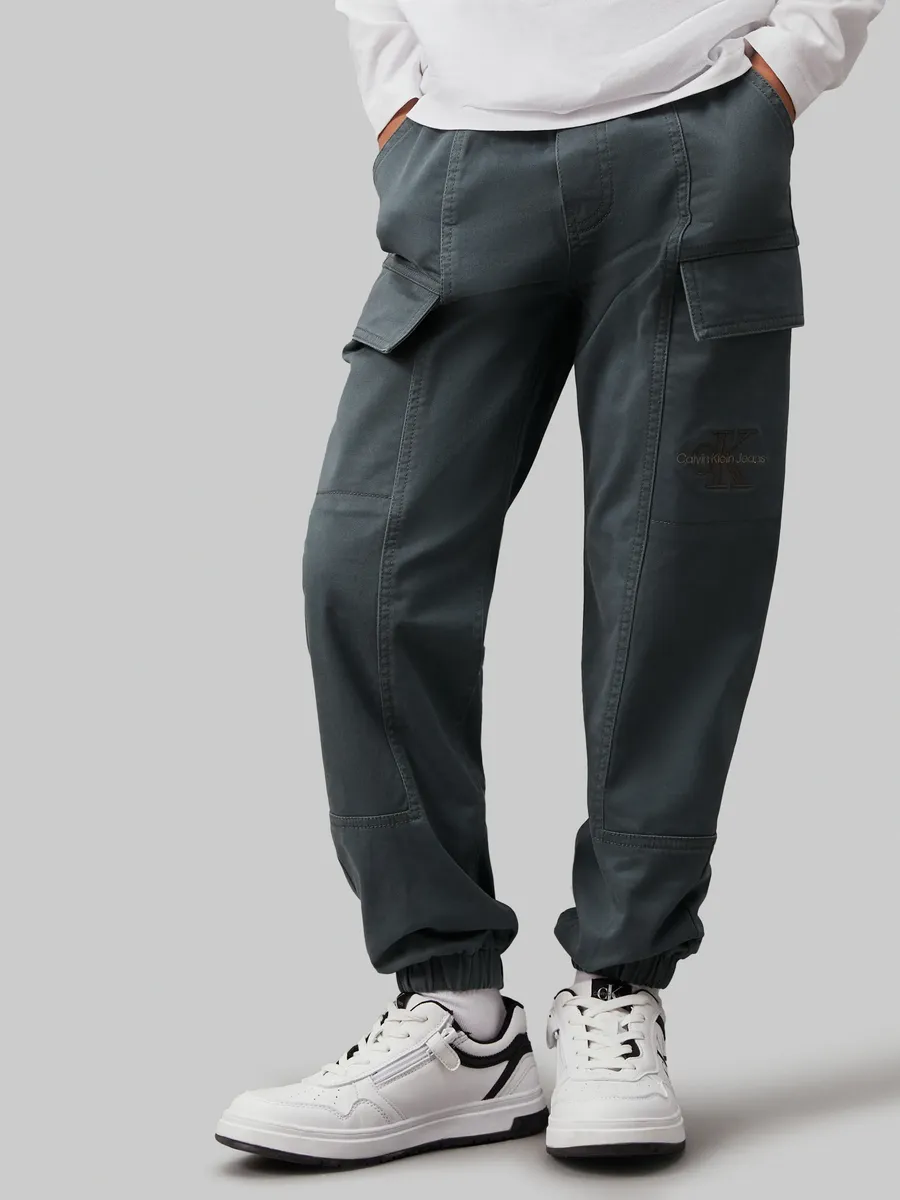 

Спортивные брюки Calvin Klein Jeans "ESSENTIAL WOVEN CARGO PANTS" для детей до 16 лет с фирменной этикеткой, серый