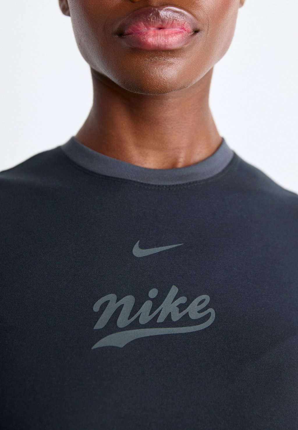 

Принт на футболке TEE Nike, черный