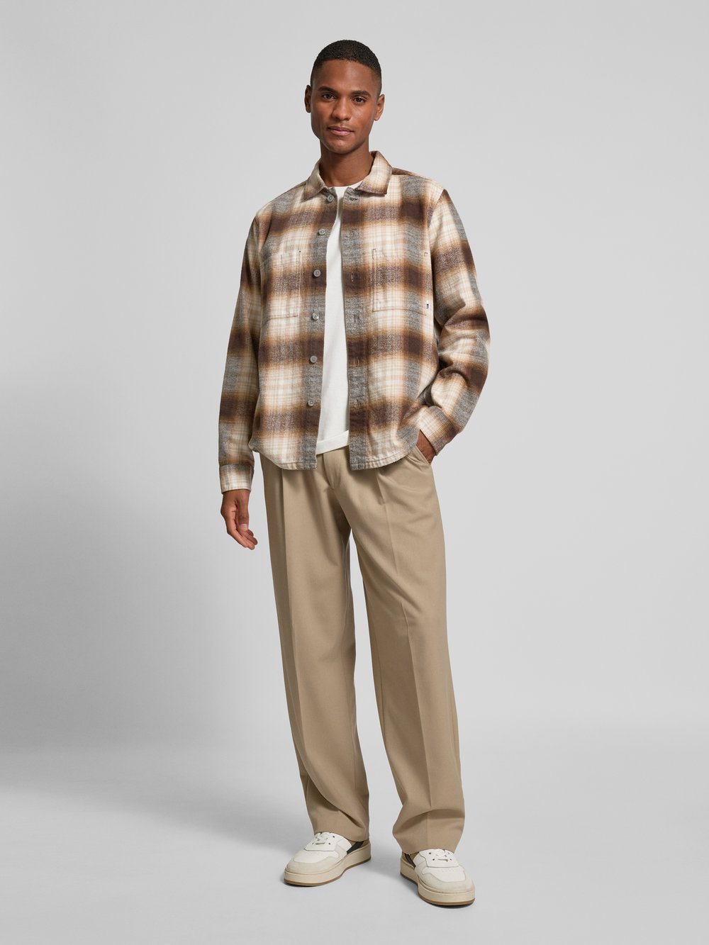 

Рубашка повседневного кроя из чистого хлопка с нагрудными карманами OLYMP Level Five, песочный