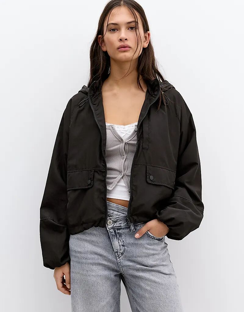 

Короткая легкая куртка Pull&Bear с капюшоном черного цвета