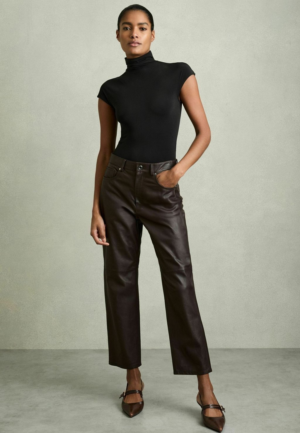 

Базовая футболка LAURA HIGH-NECK Reiss, черный