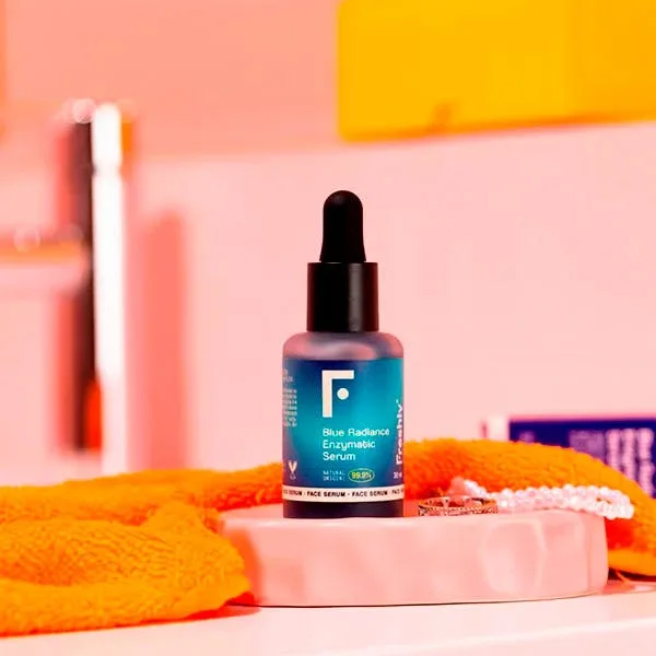 Сыворотка Freshly Cosmetics — Отшелушивающая для лица с миндальной кислотой Blue Radiance Enzymatic Serum, 30 мл — фото 2