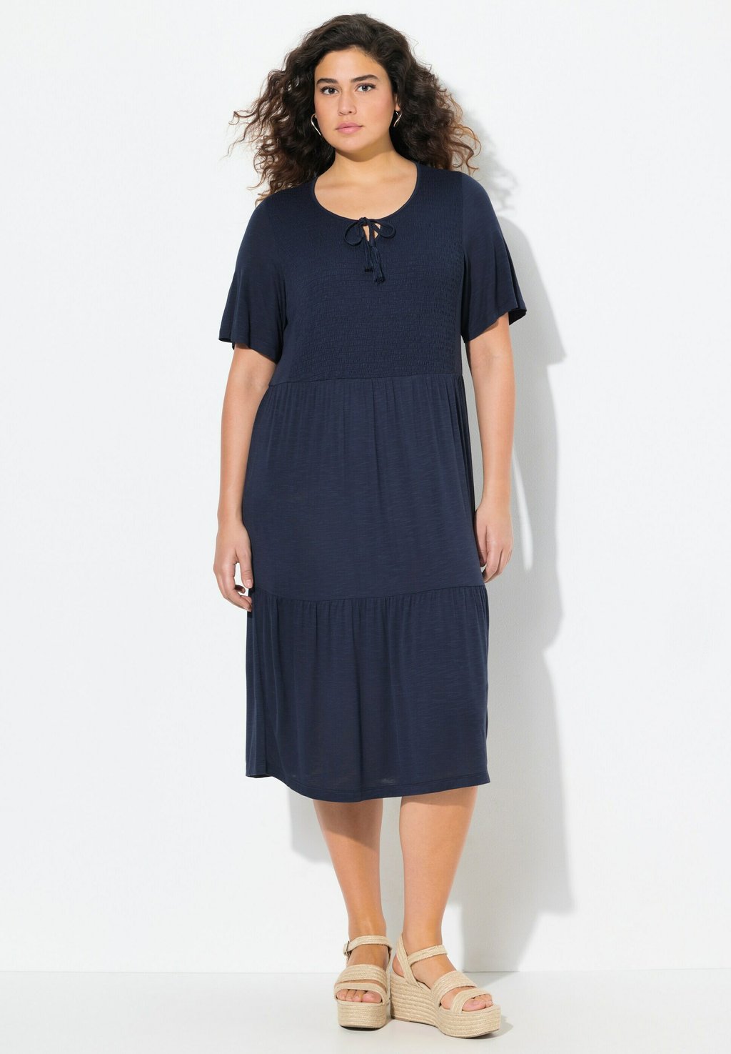 

Платье из джерси SMOCKED BODICE SHORT SLEEVE FLOUNCE PANEL Ulla Popken, темно-синий