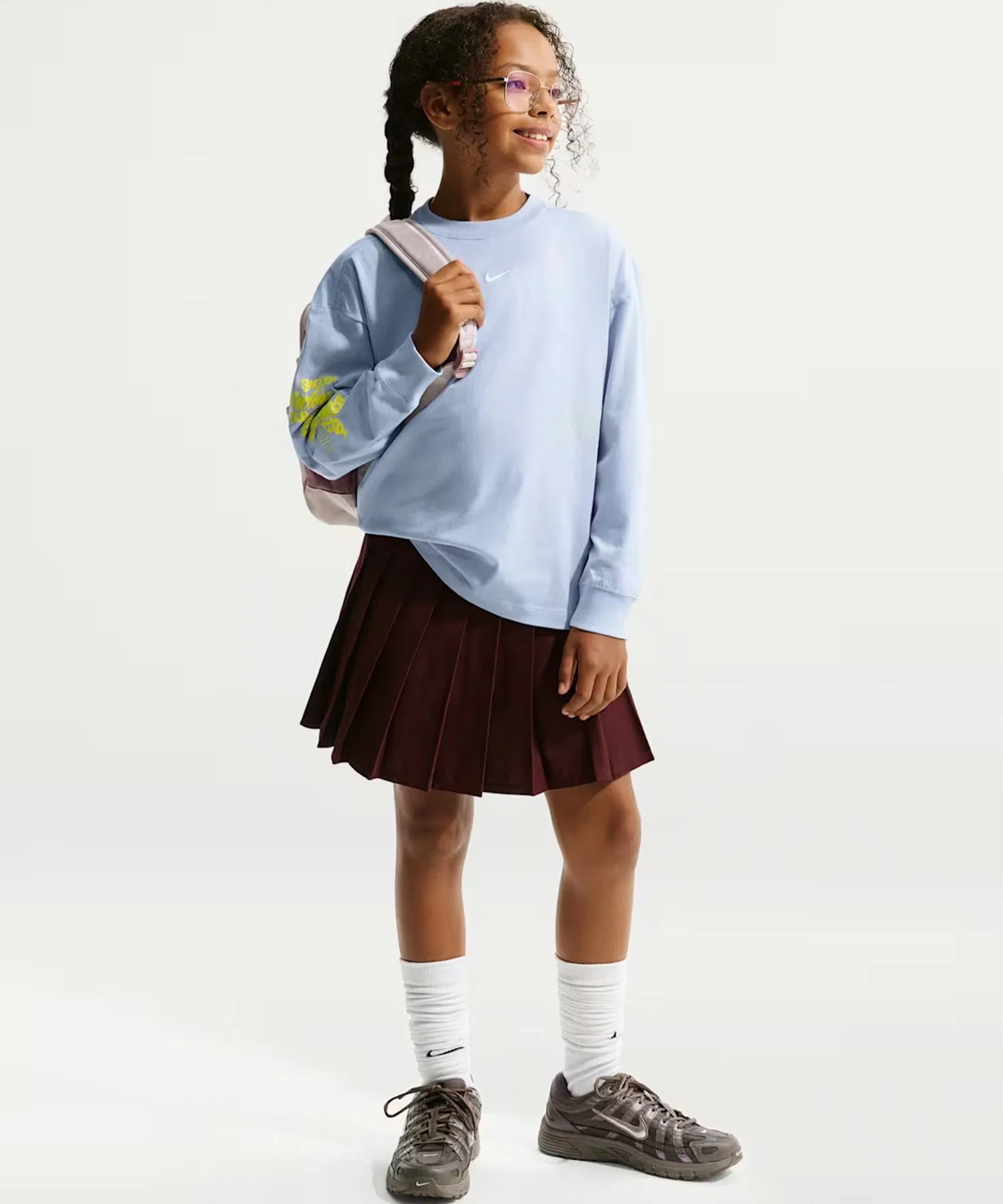 Детская футболка с длинным рукавом Nike G NSW TEE LS GFX OS серая — фото 2