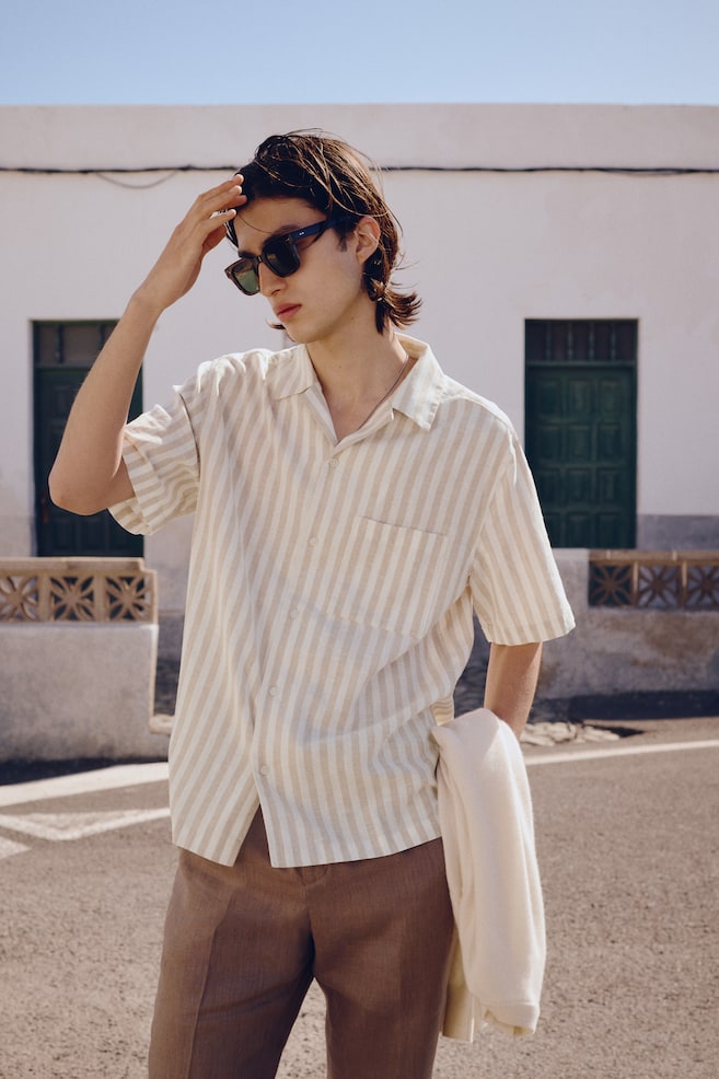 

Рубашка из льняной ткани с короткими рукавами, прямого кроя. H&M, мультиколор