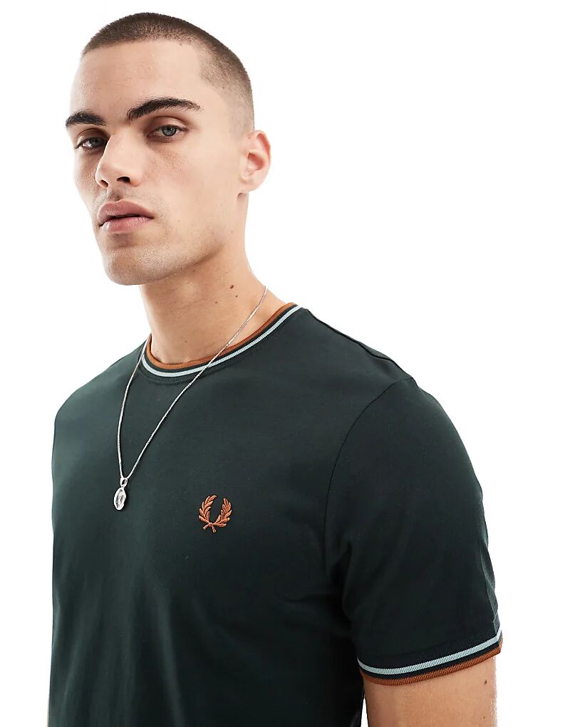 

Футболка с двойным кантом в лесно-зеленом цвете Fred Perry