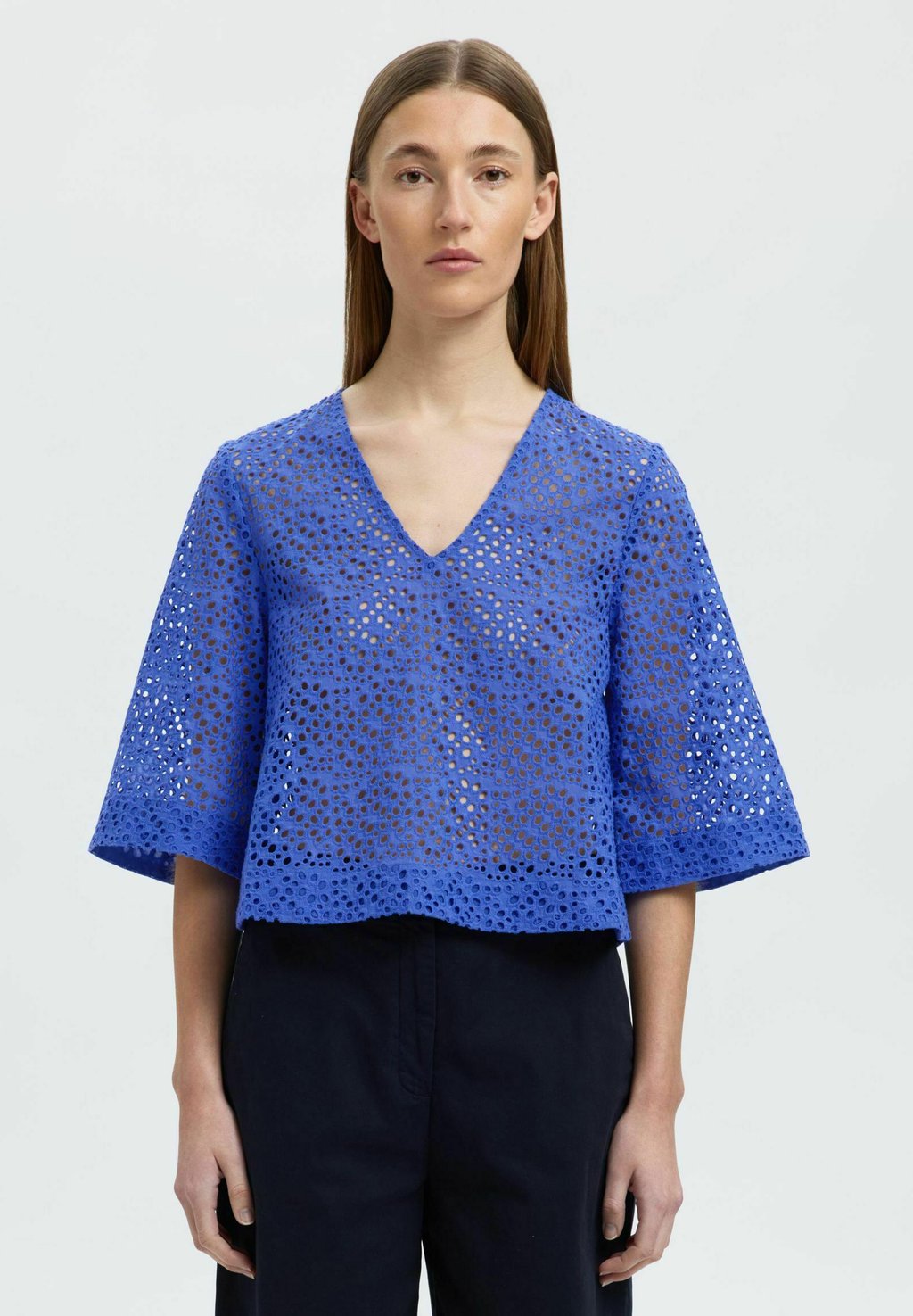 

Блуза CROP BRODERIE ANGLAISE Selected Femme, цвет Dazzling Blue