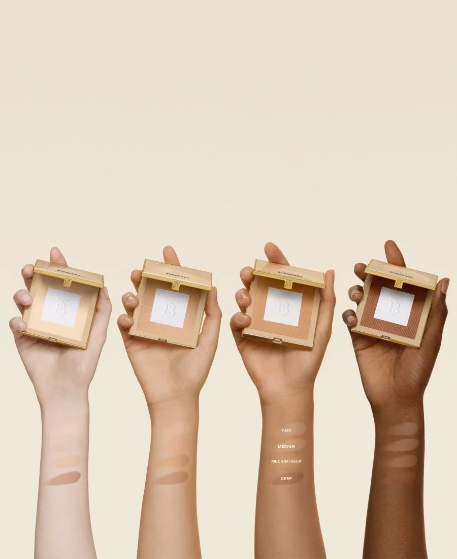 Пудра для фиксации и улучшения макияжа Beyond Wear, 0,39 унции Burberry, 04 Deep — фото 3