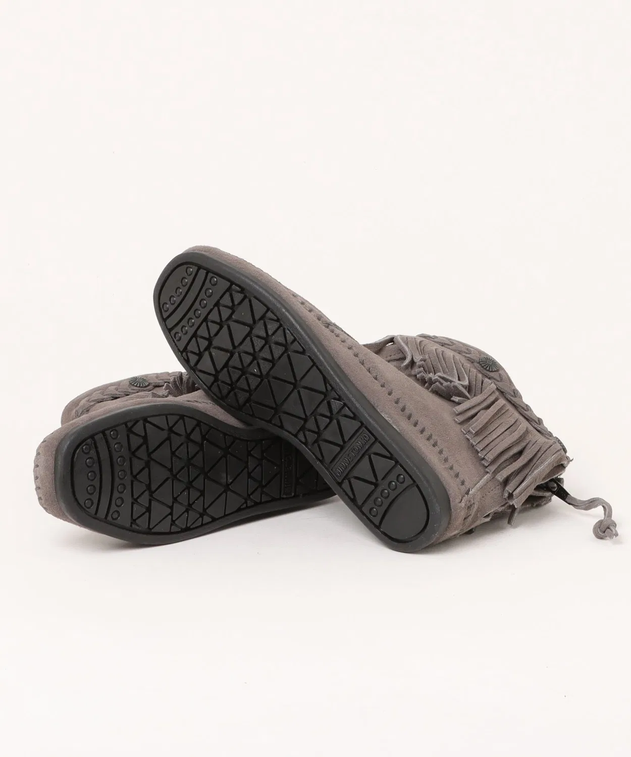 Ботинки высокие с бахромой MINNETONKA, кожаные, на молнии, серые — фото 3