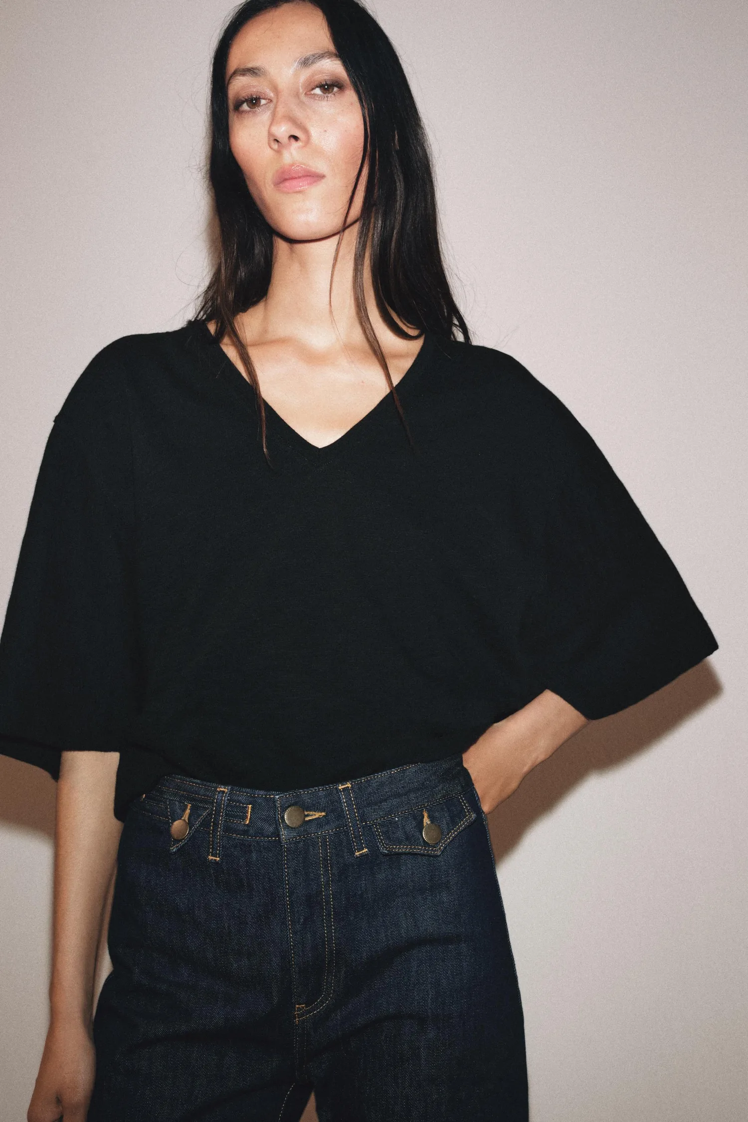 Футболка с v-образным вырезом Zara, черный — фото 4