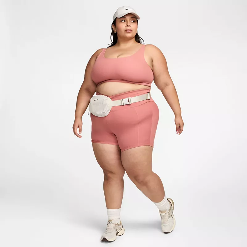Женские байкерские шорты Nike с завышенной талией на одном запахе (5 дюймов) (большие размеры), цвет Canyon Pink — фото 2