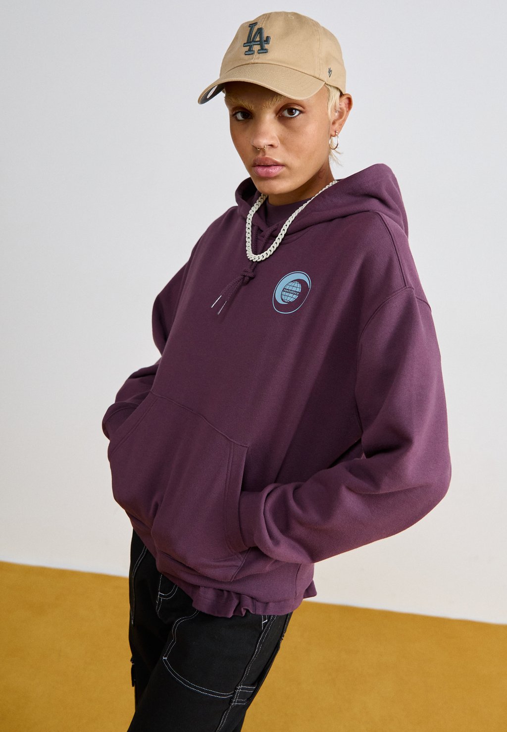 

Толстовка OVERSIZED GLOBE HOODIE New Balance, темно-фиолетовый