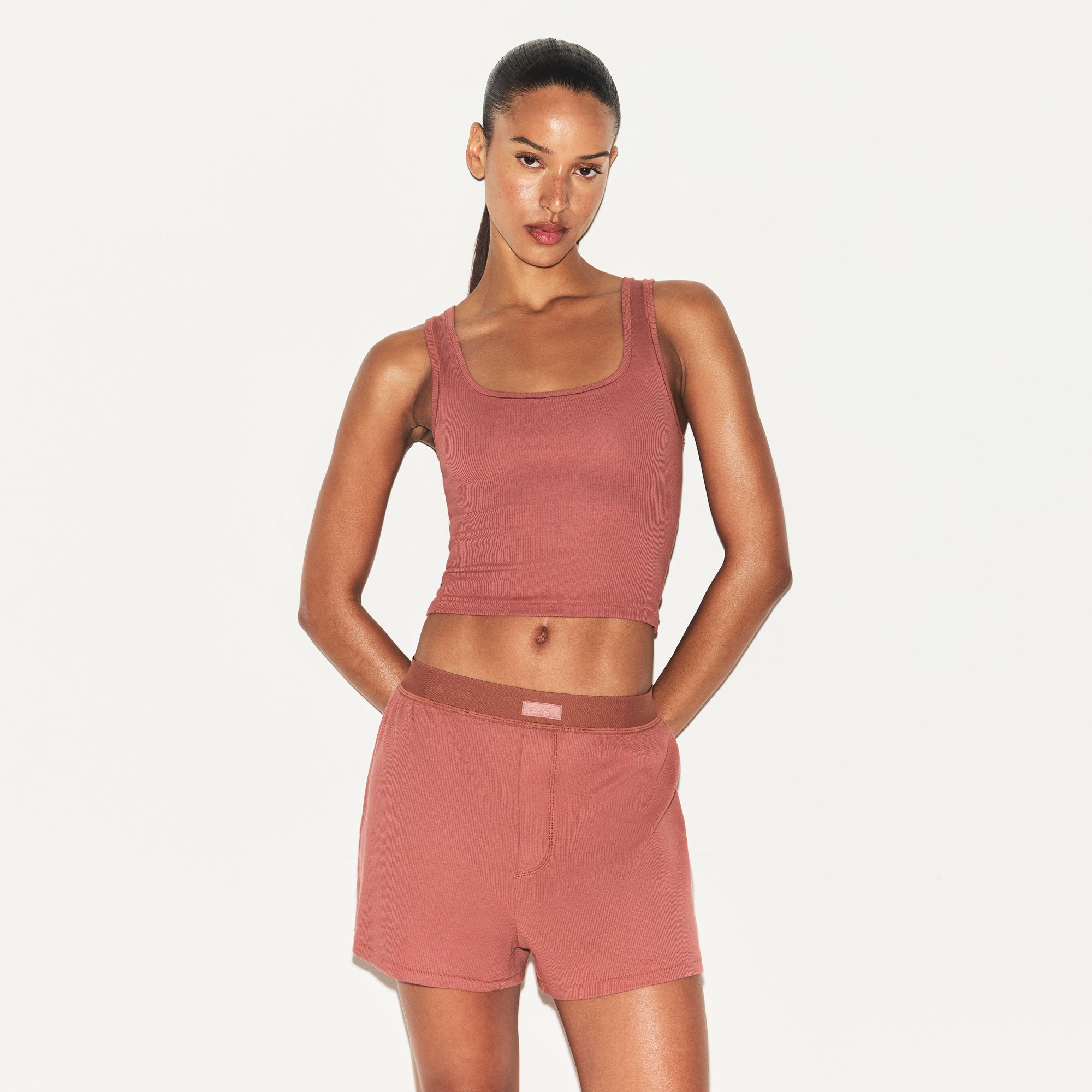 

Танк топ SKIMS COTTON RIB, цвет redwood