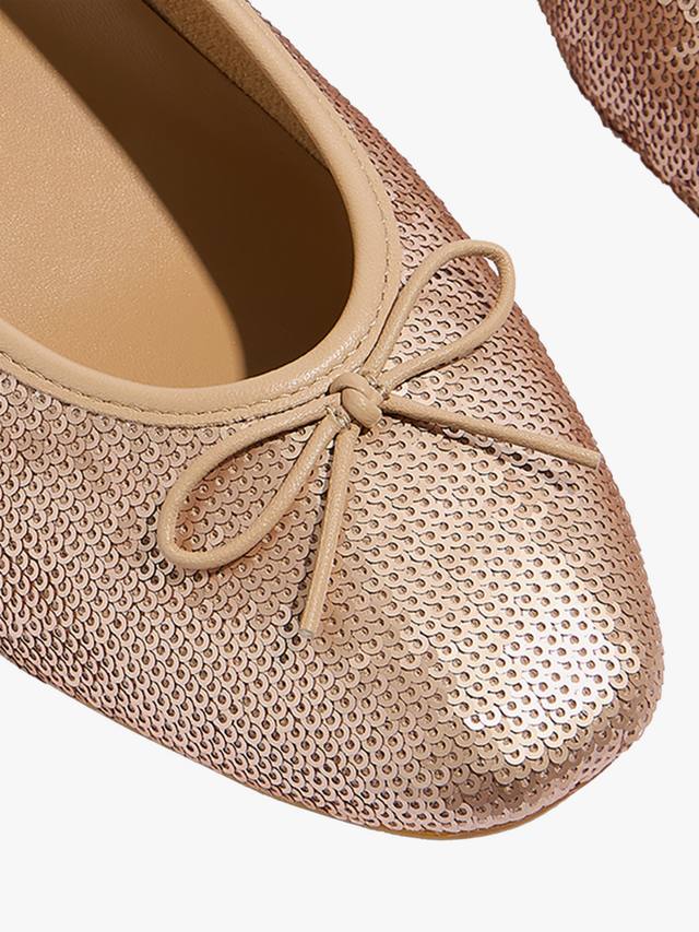Delicato босоножки-балетки из кожи с бантом и пайетками FitFlop, Classic Beige — фото 3