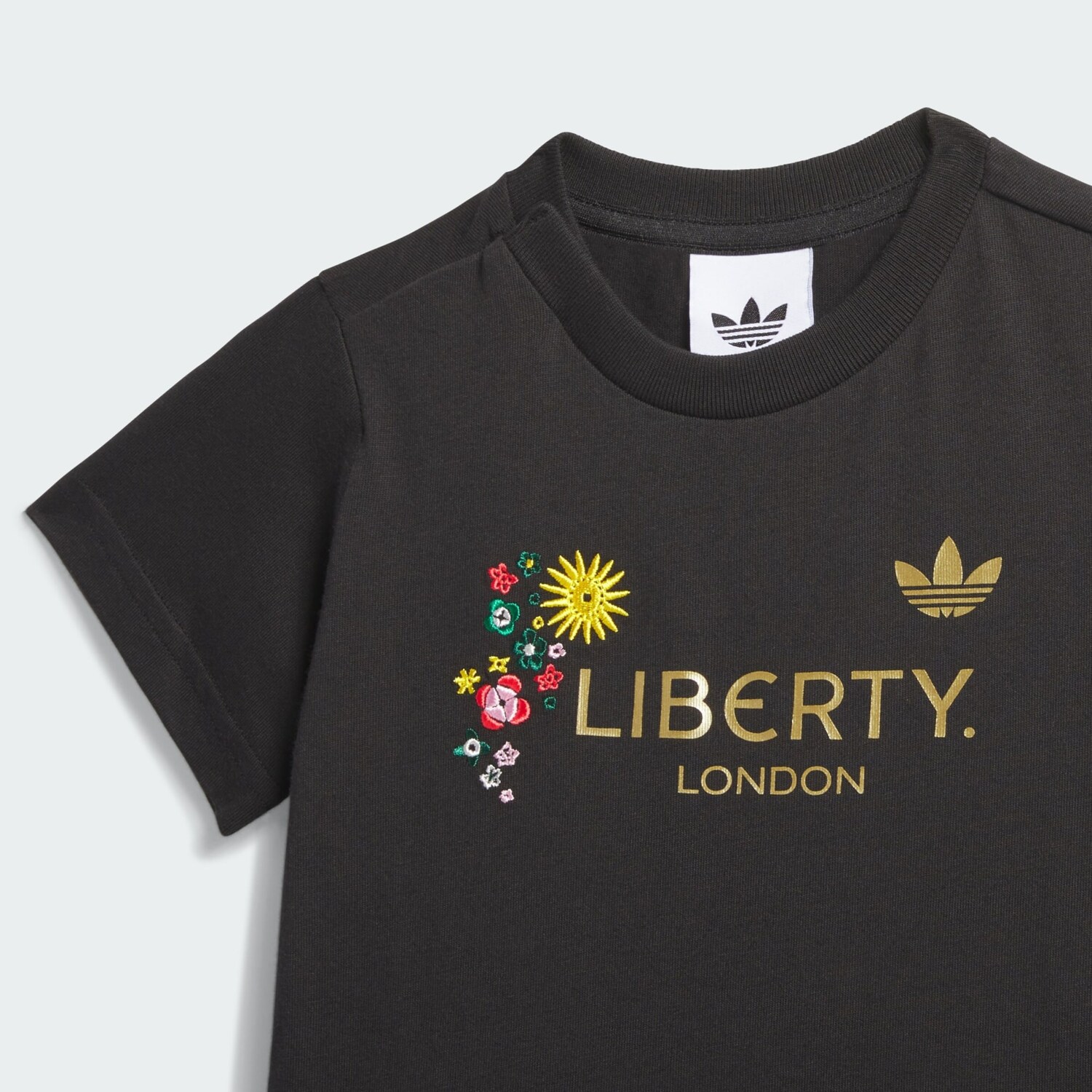 Платье 'Adidas Originals x Liberty London' в черном цвете — фото 4