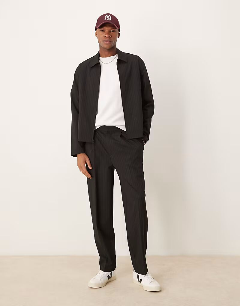 

Элегантные брюки-клеш ASOS DESIGN в черную тонкую полоску